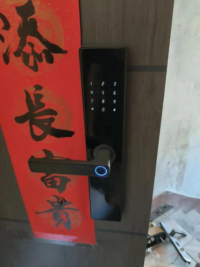 “指纹锁”正逐渐退出中国家庭？听开锁师傅说完，我才恍然大悟！