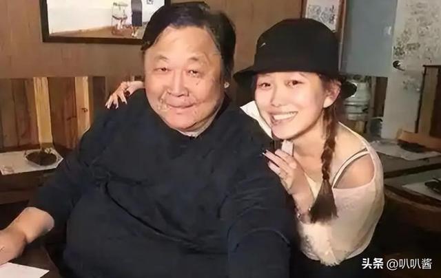 出名后出轨保姆，气死原配，如今77岁的他晚景凄凉，子女与其割席