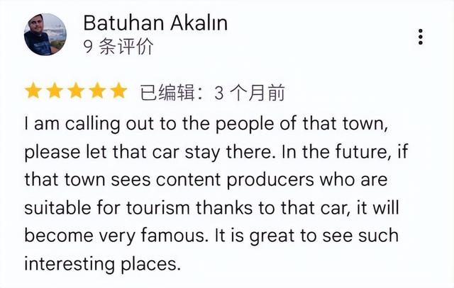 湖面上咋停了辆车，还成热门景点了？几百人来打卡，这得有多闲