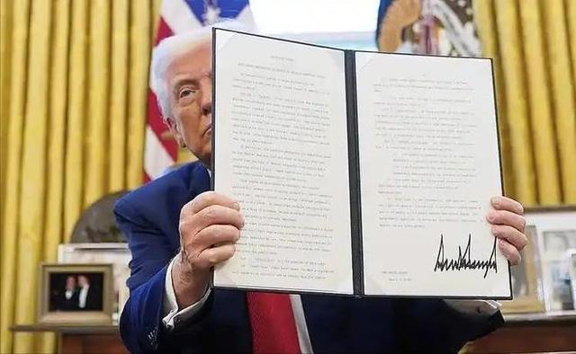 美国街头大清洗！特朗普新令引恐慌，数十万人要被强制关押