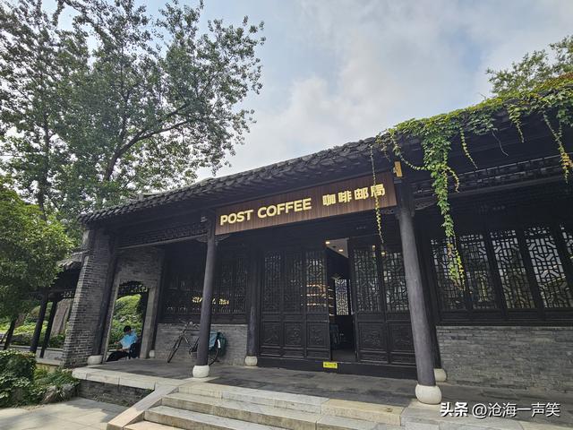扬州廋西湖，石桥，假山，凉亭，弯弯的小河，飘香的荷叶……
