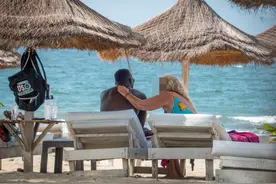 英国老妇涌向冈比亚，寻求小鲜肉陪伴，该国旅游局无奈呼吁别来了图片