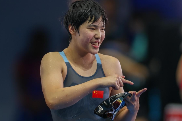 轰动泳坛！中国12岁小将打破世界记录，美媒彻底破防：她年龄作弊