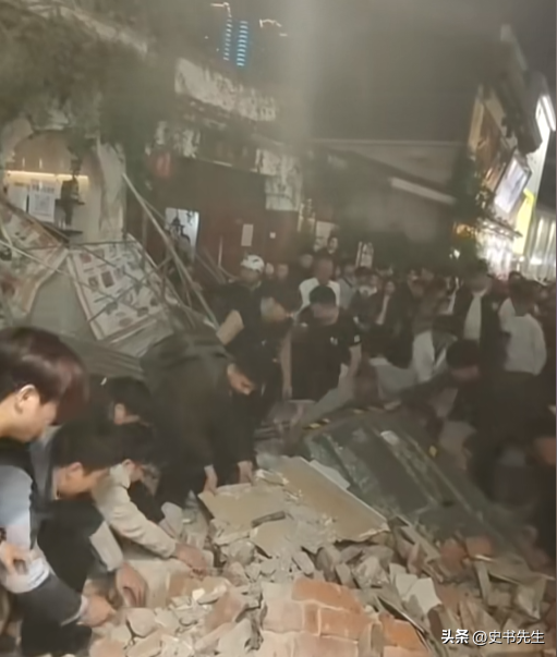 长沙潮宗街突发意外！装修墙体倒塌，四人被埋废墟，众人徒手救援