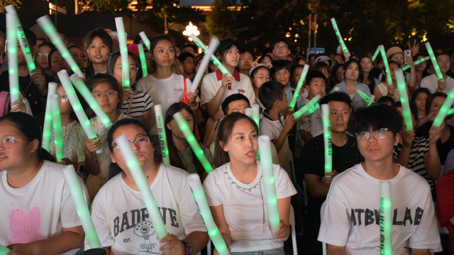 音浪全开，乐动春城！音乐盛宴点燃初秋之夜！