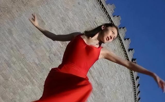 中国第一“裸模”汤加丽：走红后丈夫抛弃、父亲嫌丢脸，后来怎样