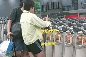 婵宝现身北京机场，绿色长袖黑色短裤，穿着拖鞋，还是广东穿搭图片