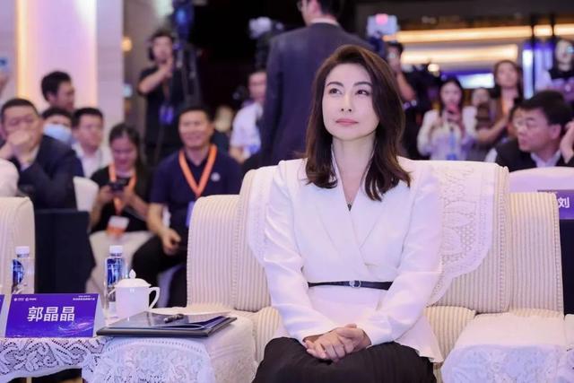 摊牌了！结婚13年，郭晶晶再次迎来喜讯，原来霍震霆当年没说错