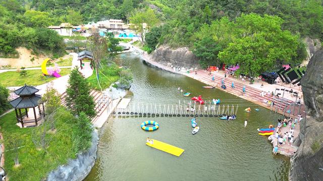 忠防镇大石坳仙境景区：泼水电音燃动夏日 多元魅力引八方客