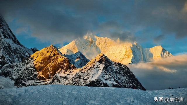 珠峰东坡国庆遇暴雪，近千徒步者连夜铲雪求生，脱险后教训要记牢