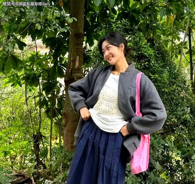 被“东北全智贤”孙千美到啦！灰色夹克搭藏蓝色半裙，尽显高级感