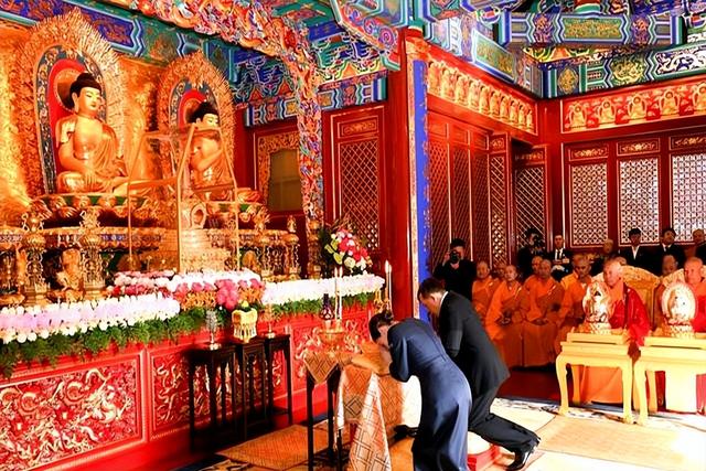 泰国王后这一跪，这才是顶级外交，她拜的不是佛，是两国的情谊