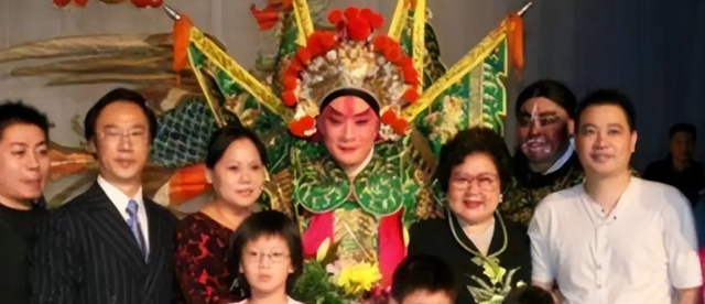 吃里扒外、永不回国？带30名演员留美不归，如今年过花甲归来