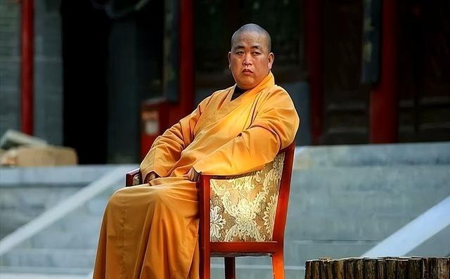 释智定：比释永信更奢靡，穿黑丝上班，住千万别墅，两个和尚老公