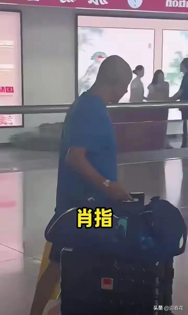 国乒回国抵达北京机场照，王曼昱被老奶奶包围，高远给小粉丝签名
