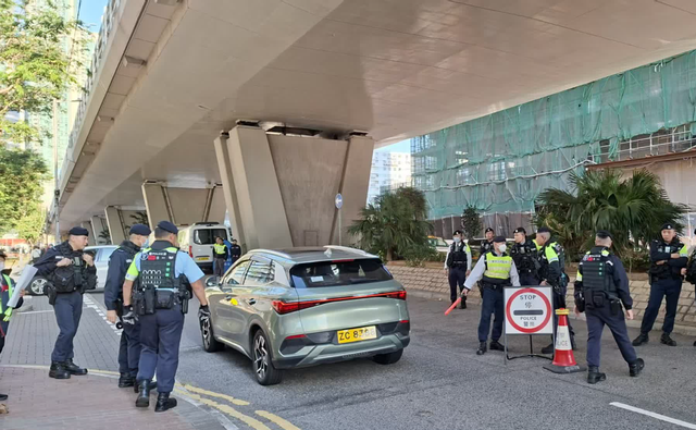 刚刚！乱港首恶分子黎智英被判三罪全部成立！现场部分乱港分子入庭旁听	，场外警方出动反恐特勤队严阵以待！