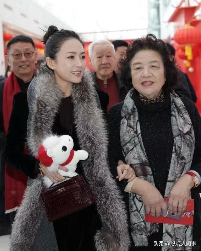 北京这一夜，穿起球毛衣的83岁戏骨，给拿20万包的章子怡上了一课