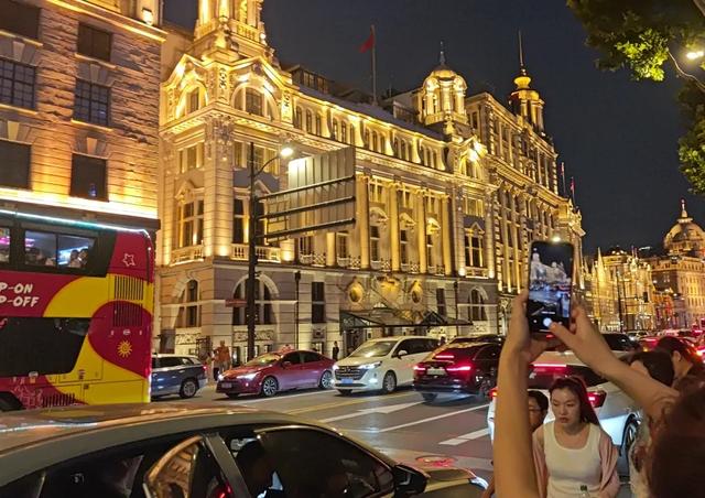 上海外滩近代建筑群夜景，让很多人停下了脚步！