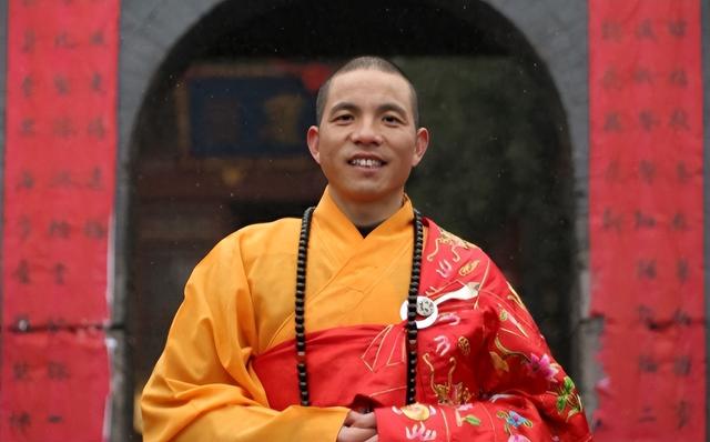 拔出萝卜带出泥！释永信下马，举报人被扒惊天丑闻，难怪会被开除