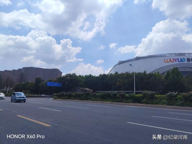 信华建国酒店和新城吾悦广场，如同商丘市中心城区的两颗璀璨明星