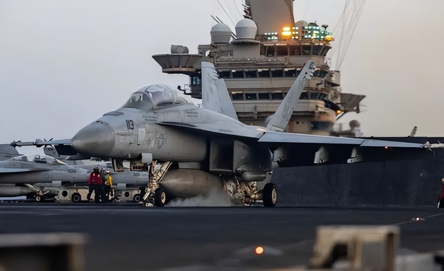 南海再闹风波！两架飞机坠海后，美国航母调转方向，霸权露怯了？