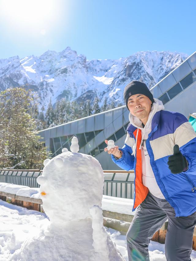 秋末初冬的海螺沟，是雪与金黄交织的双重浪漫