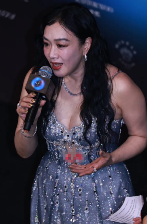 北京红毯太真实，杨颖险些走光，钟丽缇挤出副乳	，张雪迎脸僵肿