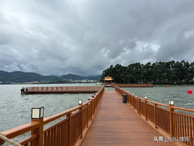 假日徒步，走昆明滇池草海之开合浮桥、雨中打卡新晋网红地，休闲