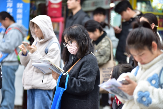 上千万人抢着上岸，他们却主动扔了铁饭碗