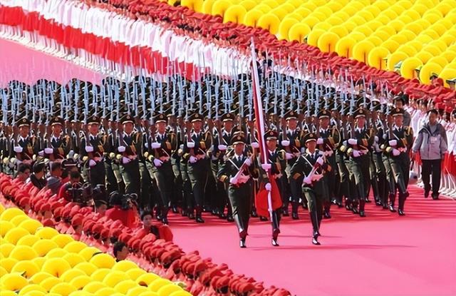 阅兵途中，如果女兵突然想上厕所怎么办？中国解决方式太聪明