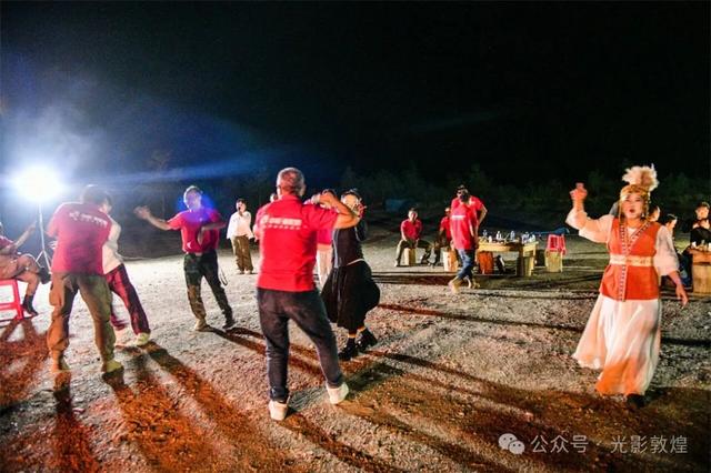 新疆“东天山来的骆驼队”参加盛大的入关欢迎仪式
