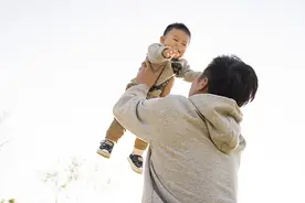 孩子长大后跟你亲不亲，取决于你对这1件事的态度图片