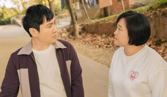 瘦到脱相？43岁的贾玲罕见露面，脸跨不平、又瘦又"颓"，令人唏嘘