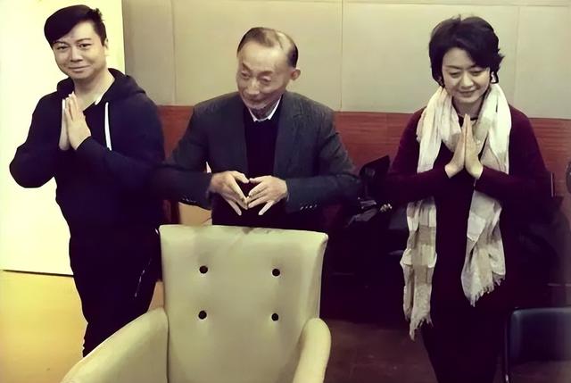 至今未婚未育，身边却有男人陪了近27年！59岁的她才是真人间清醒