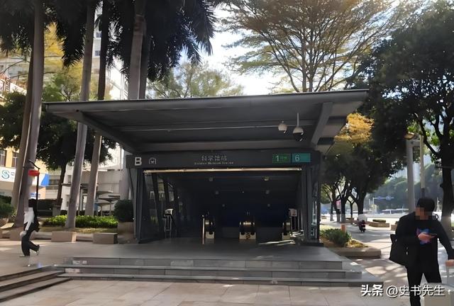 女子地铁殴打安检员后续：真容曝光，当事人获表扬，下场大快人心