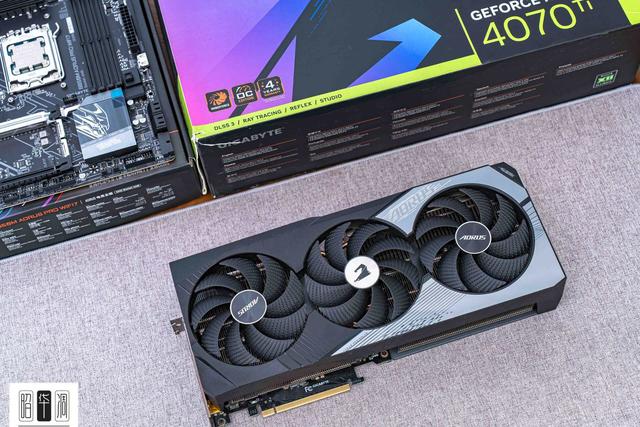 曲面玻璃的通透美学：乔思伯 TK-4 装机实录