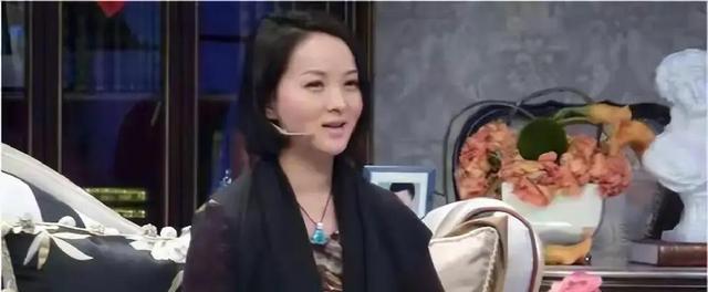 吃里扒外！13年前定居美国，回国捞金遭“驱逐”的她，52岁成笑话