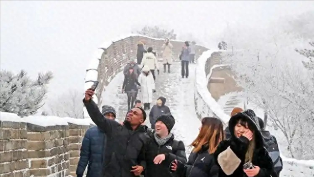 美国博主第一次来中国旅游，一天后直言：中国到处充满“危险”