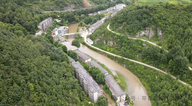 贵州大山中的“鬼城”，繁华热闹堪比县城，20年前为何上万人搬离