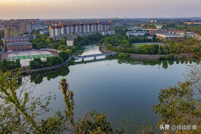 登“尊师亭”，揽西川景