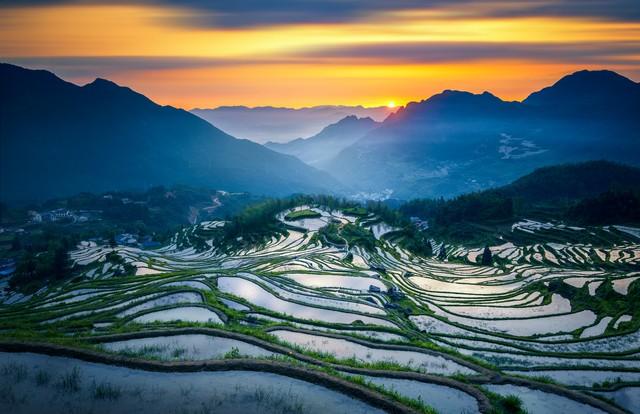 94年暴雨夜，我在山神庙躲雨，一个浑身湿透的女人也跑了进来