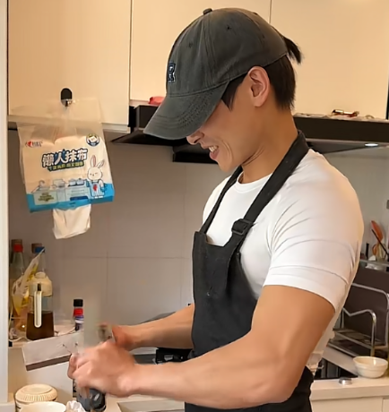上海富婆花500请保姆，要求对方赤裸上身做饭，声称做梦都要笑醒