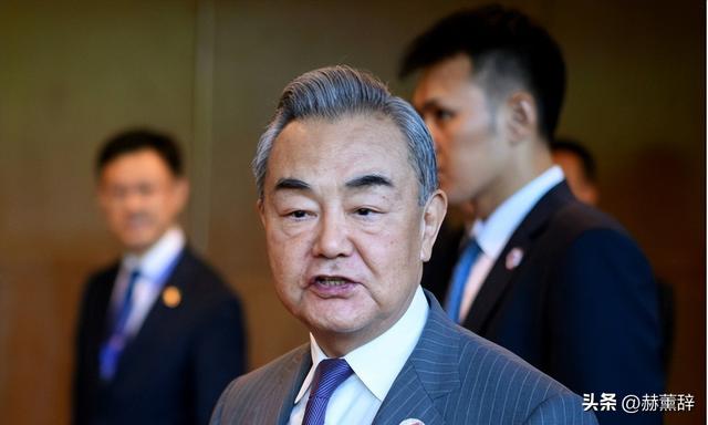 李在明拒绝出席中国阅兵，王毅挂断电话，送了韩国一句话