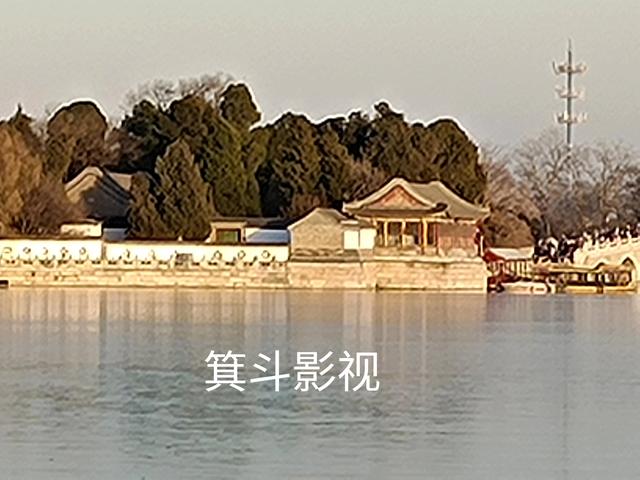 颐和园十七孔桥，彰显皇家气派风姿。