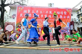 各族群众共庆三月三，踏歌起舞乐翻天图片