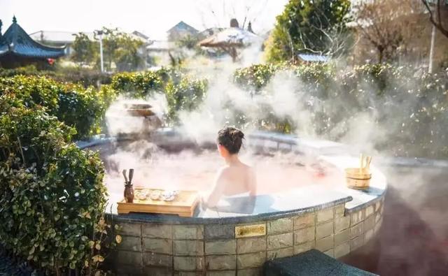 降温天的终极浪漫，是泡进一池温泉里