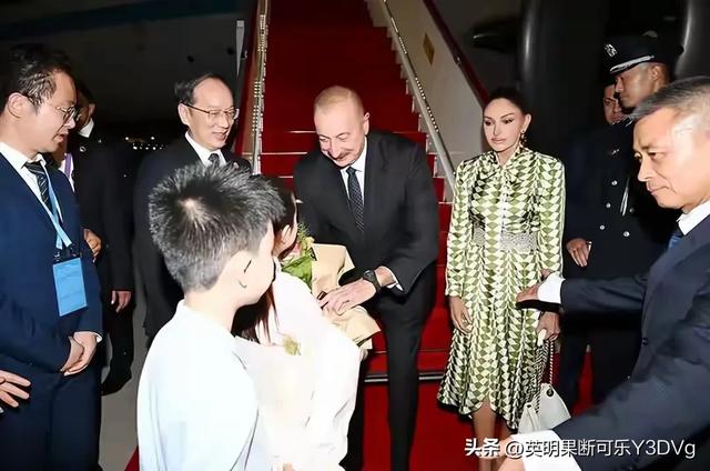阿塞拜疆第一夫人在北京太美了！穿白裙观礼气质绝了，美如超模