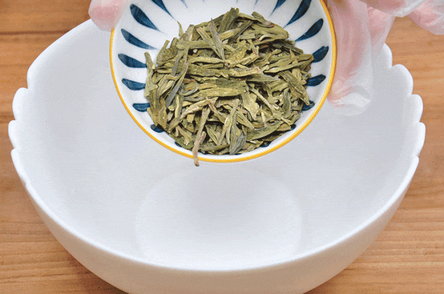 茶香味十足的吮指龙井虾！龙井茶的清香，配上虾的鲜甜，让人迷恋