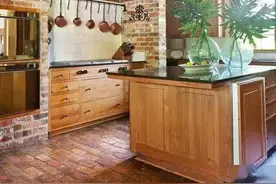 邻居坚持用红砖铺地，还省下一半装修费，看完效果大家争相模仿图片