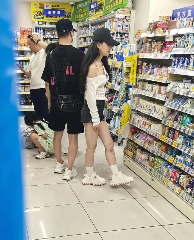 汪峰带女友日本度假，两人逛药妆店，森林北穿着清凉，但大腿粗壮